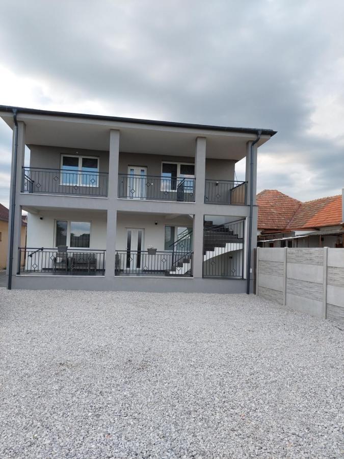 Veľký Meder Apartmany Roland מראה חיצוני תמונה